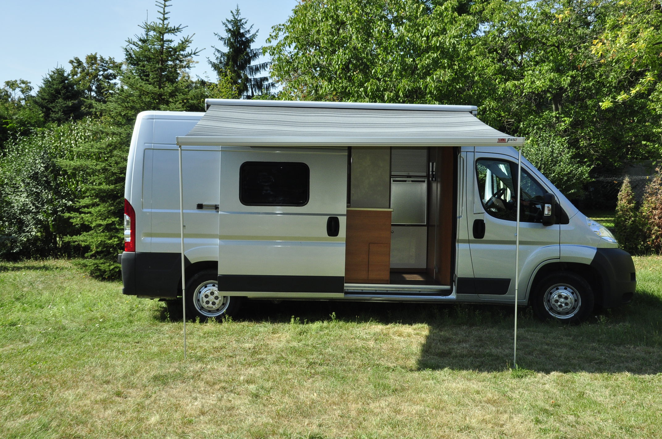 Read more about the article Zabudowa na aucie Peugeot Boxer L3H2 dostawczy – kamper
